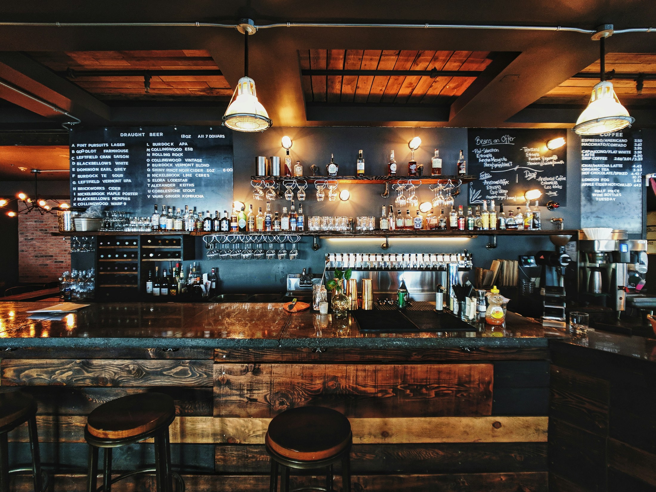Interior de bar com iluminação acolhedora — imagem ilustrativa